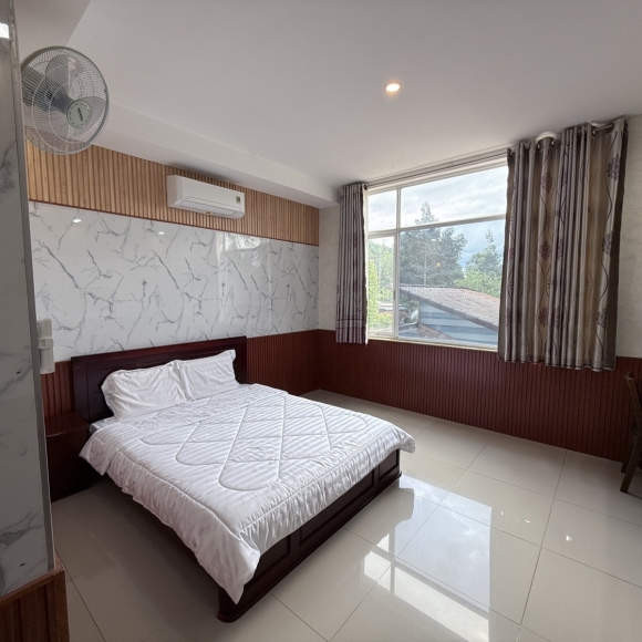 PHÒNG ĐƠN VIEW BAN CÔNG 25M² – THOÁNG MÁT & LÝ TƯỞNG NGHỈ DƯỠNG